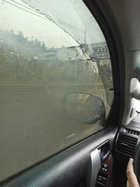Потеет машина в дождь что делать. Запотевает лобовое стекло Пежо 407. Запотевшие окна автомобиля. Окно машины. Потеет стекло в автомобиле.