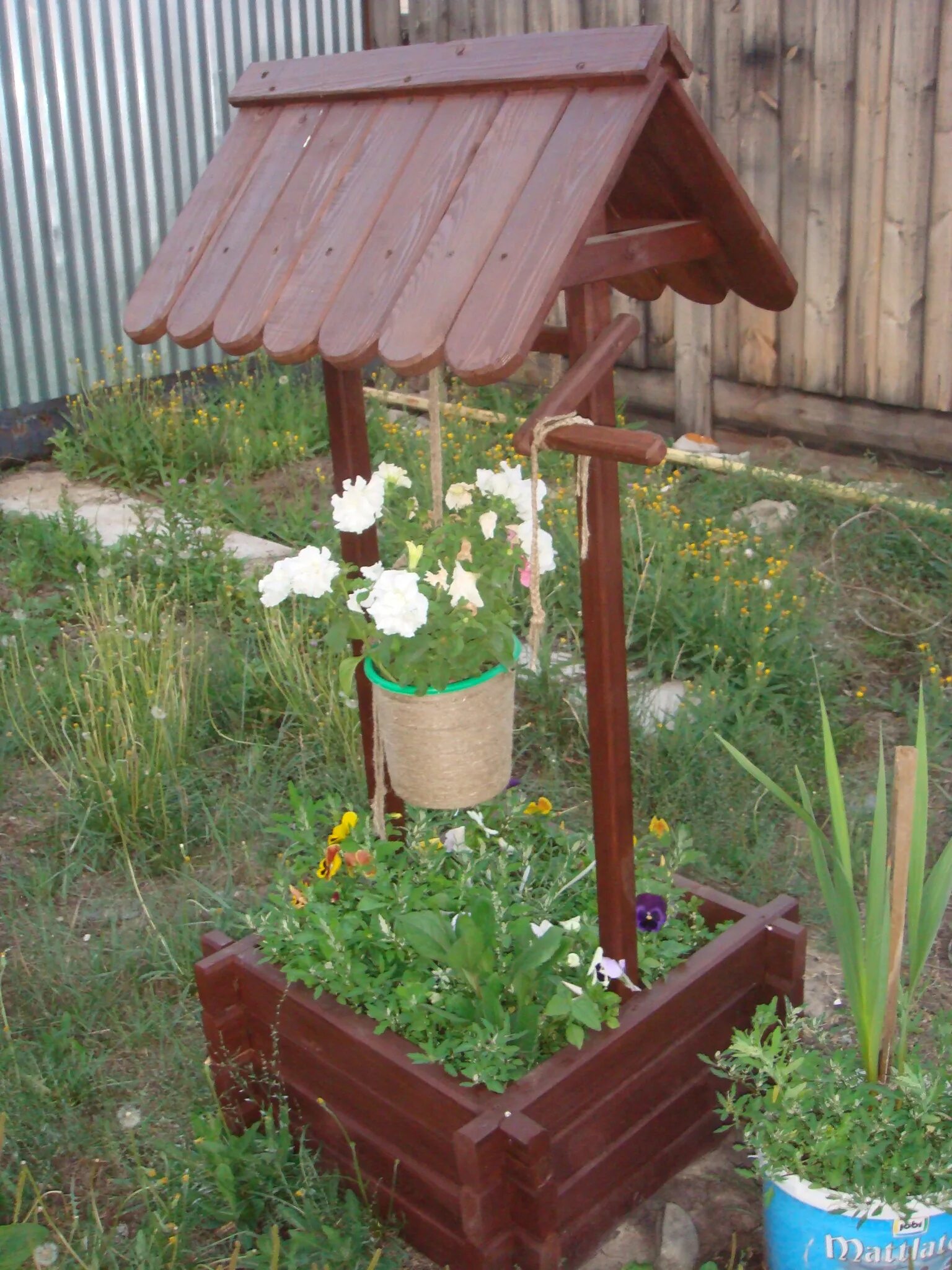 Декоративный колодец. Колодец в огород. Украшение колодца на даче. Изделия из дерева для огорода. Украшение колодца на даче.