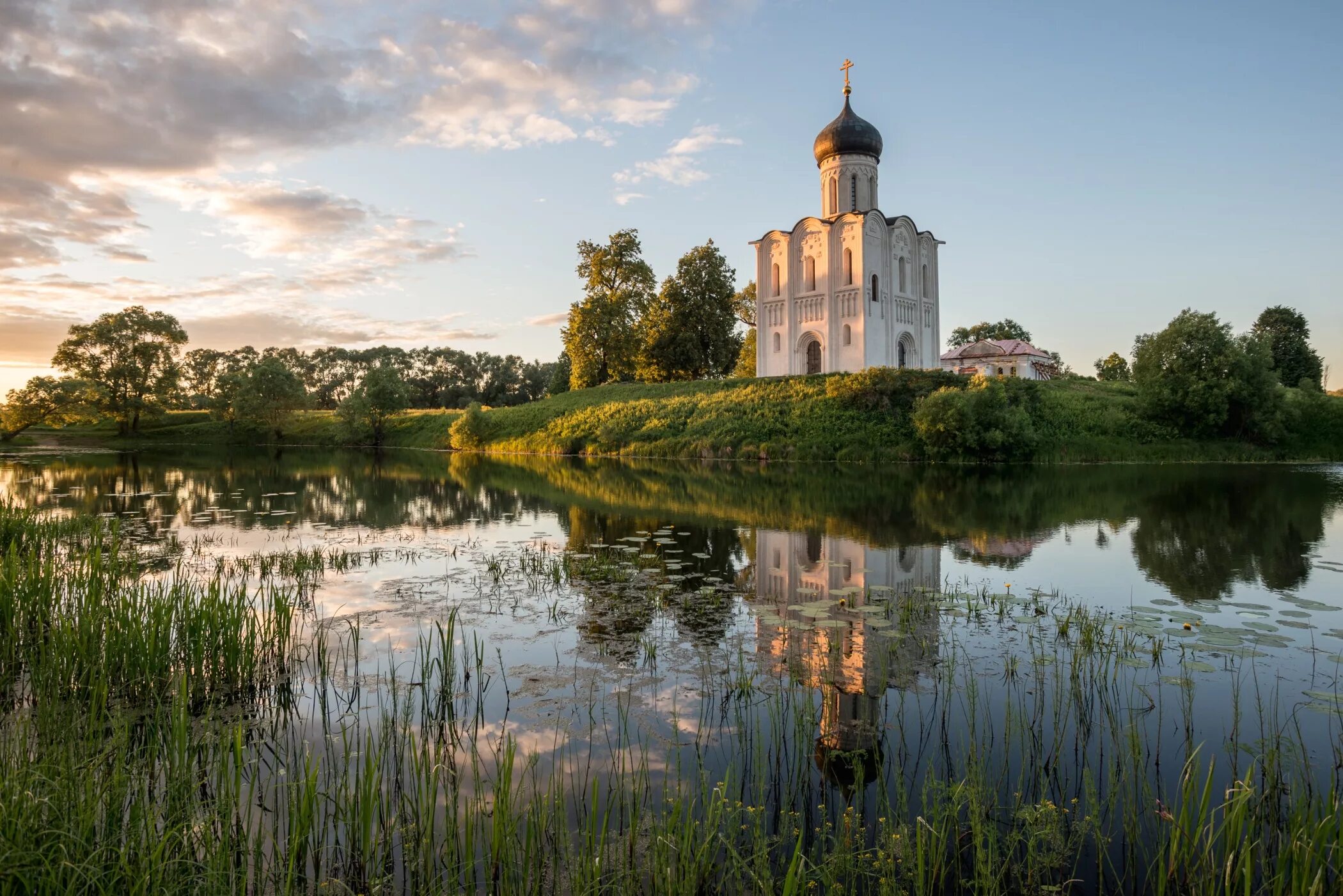 Каким образом церковь. Храм Покрова на Нерли. Храм на реке Нерли. Церковь на Нерли Владимирская область. Храм Покрова на Нерли пейзаж.
