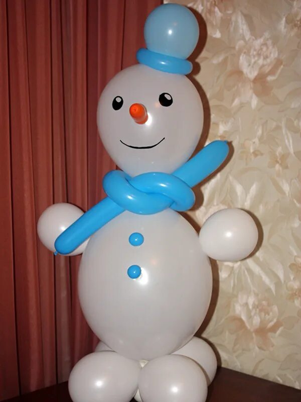 Снеговик шаров. Снеговик из шаров. Фигурки из шаров. Снеговик из шариков воздушных. Новогодние фигурки из шаров.