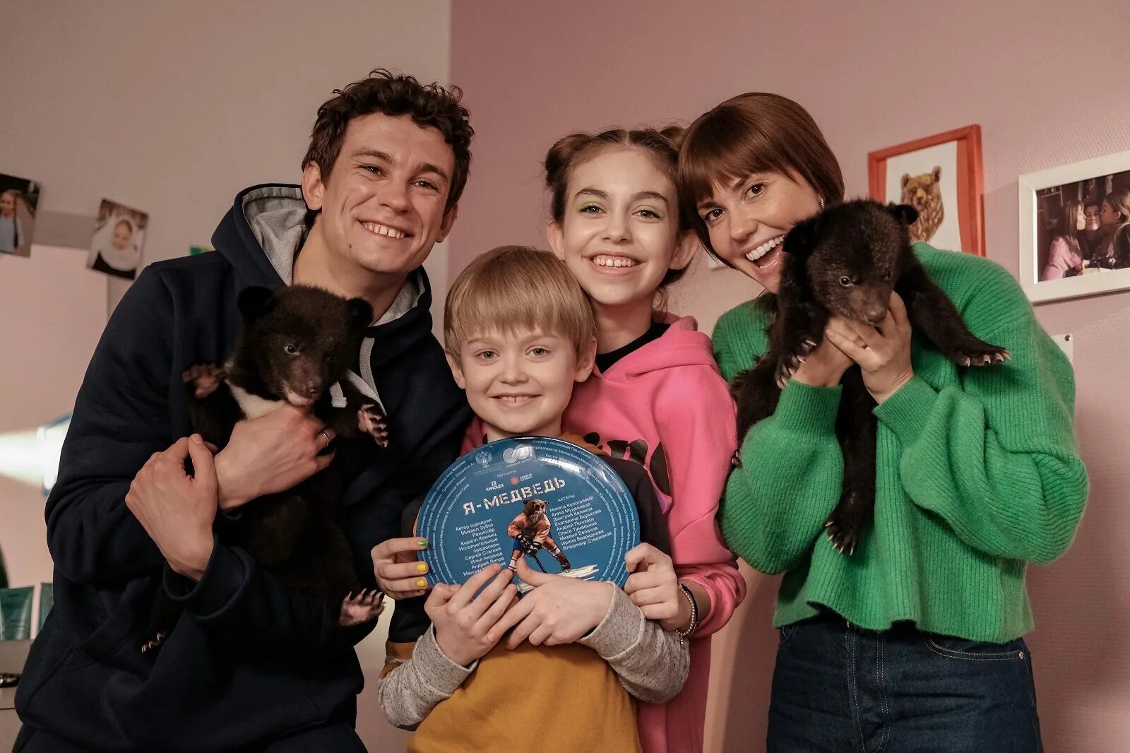 Первая любовь. Фильм черная весна 2022. Мама устала. Чёрная весна сериал. Арсений робак жиза.