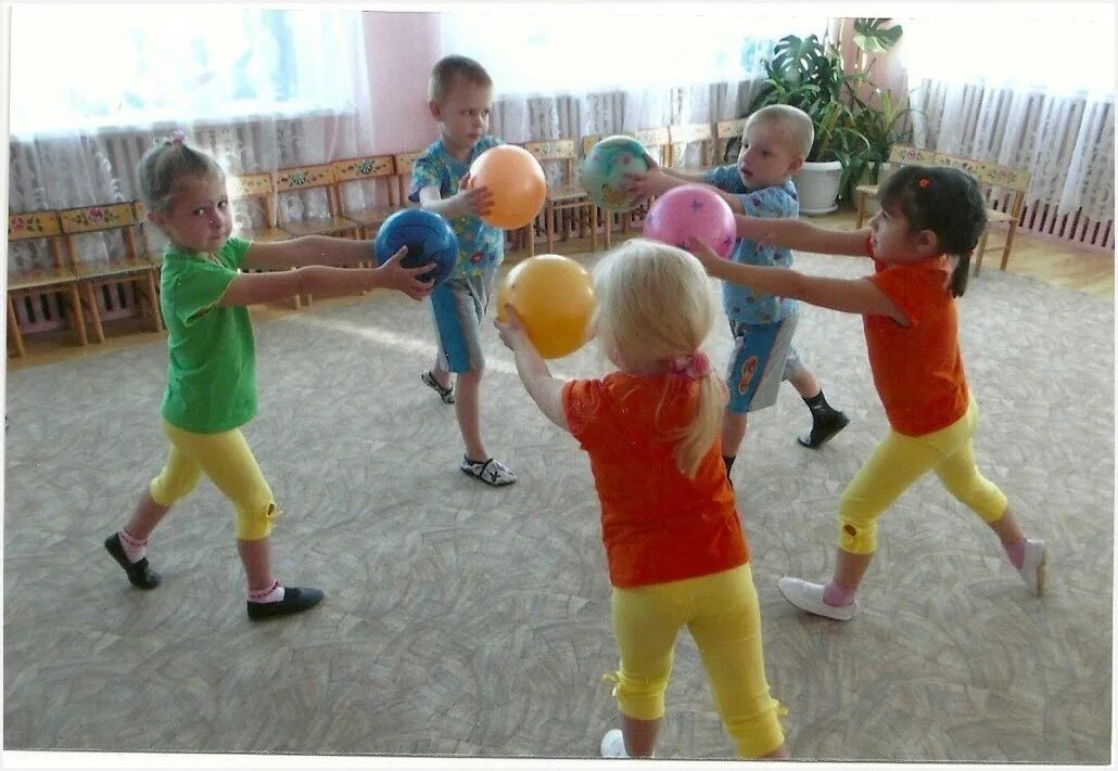 Занятия с мячом для детей. Физкультурные занятия в ДОУ. Дети на физкультуре в детском саду. Занятия на мяче в детском саду.