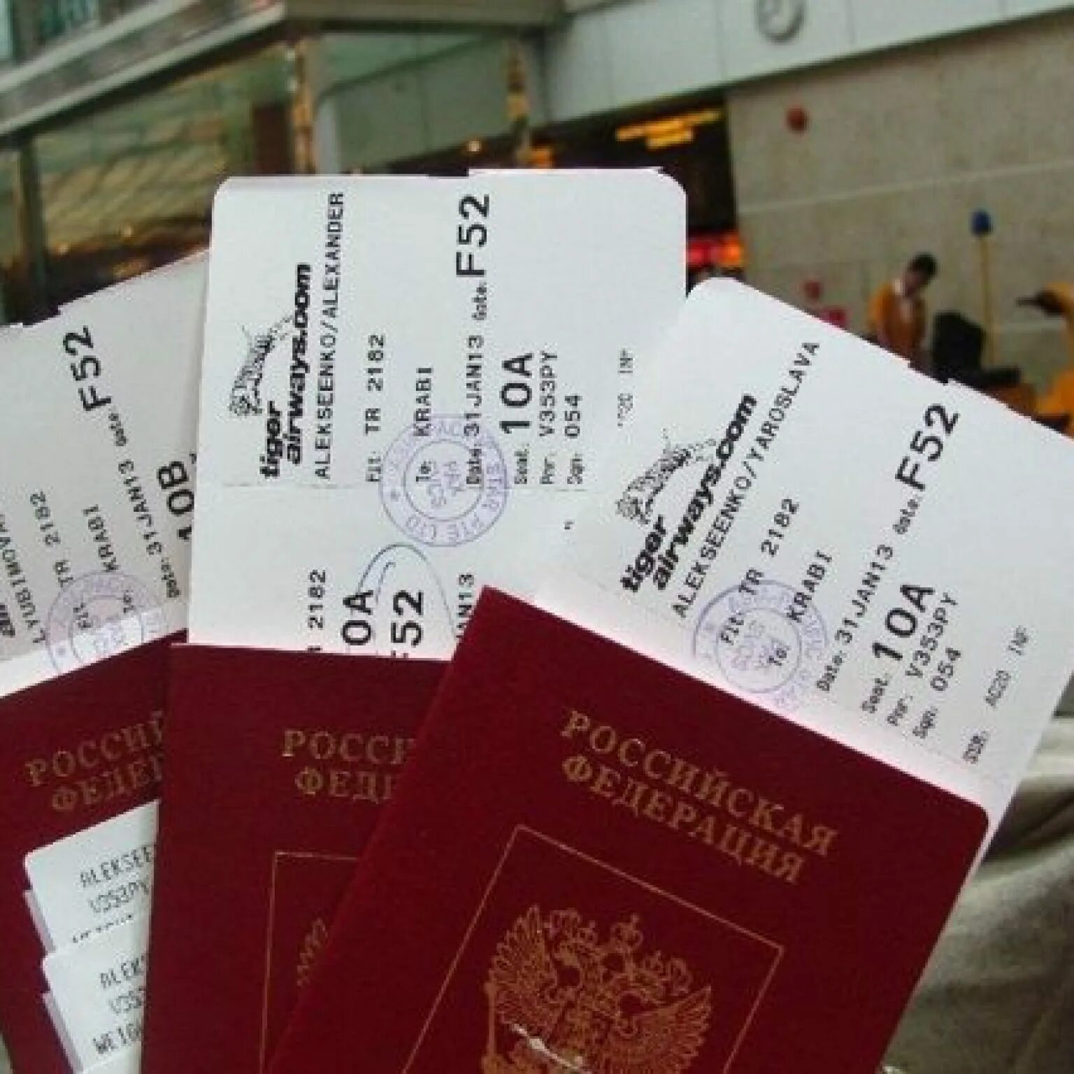 Билеты на самолет в руках. Фото билетов на самолет. Asia билеты