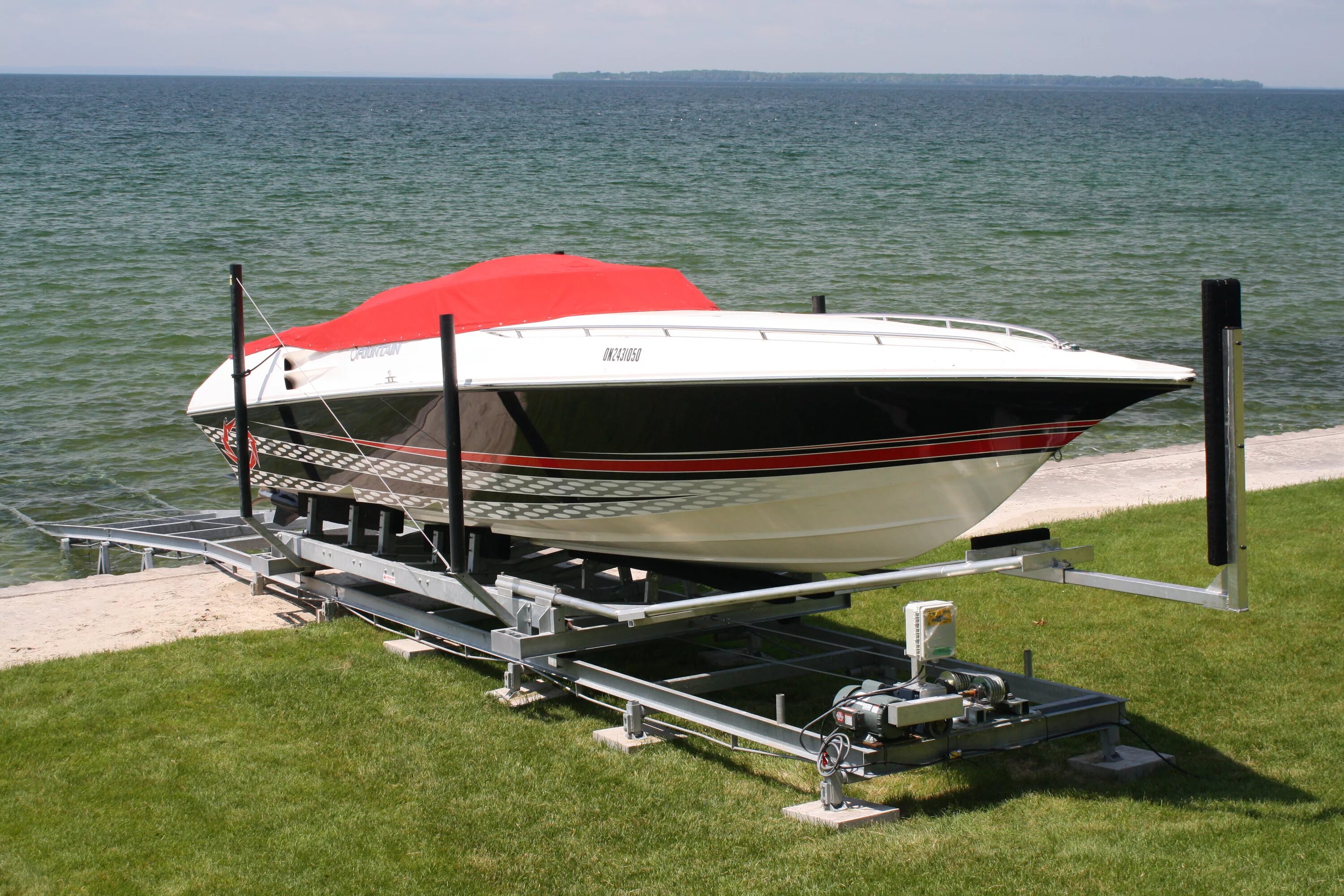 Слип для яхт. Finval 475. Спускать катера. Понтон паук для катера. Спускать катера.