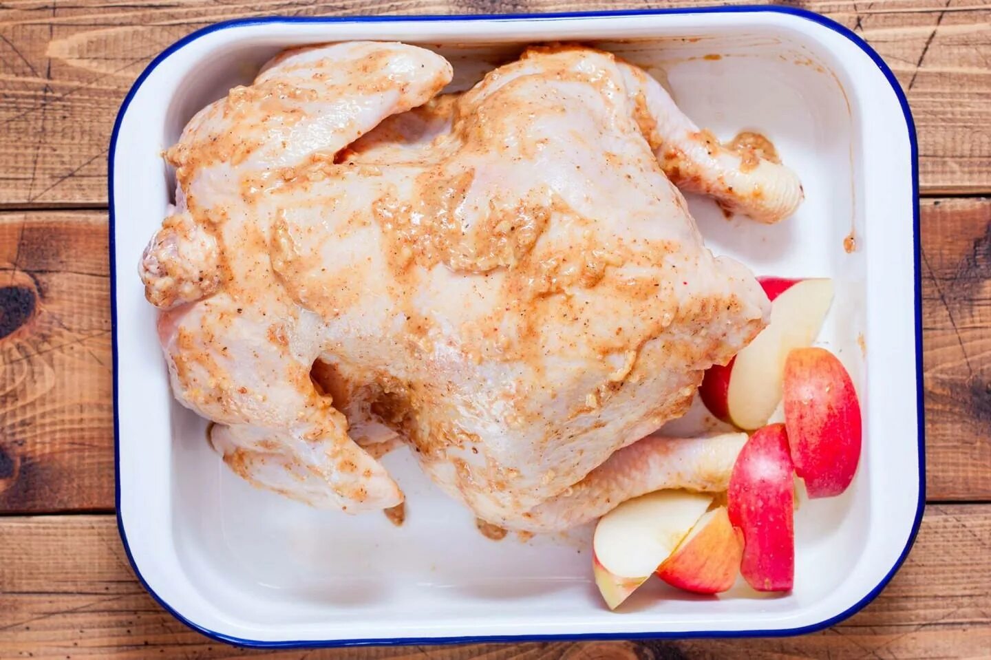 Курица фаршированная яблоками. Тушка курицы в духовке. Курица с яблоками в духовке целиком. Красиво разложенная курица.