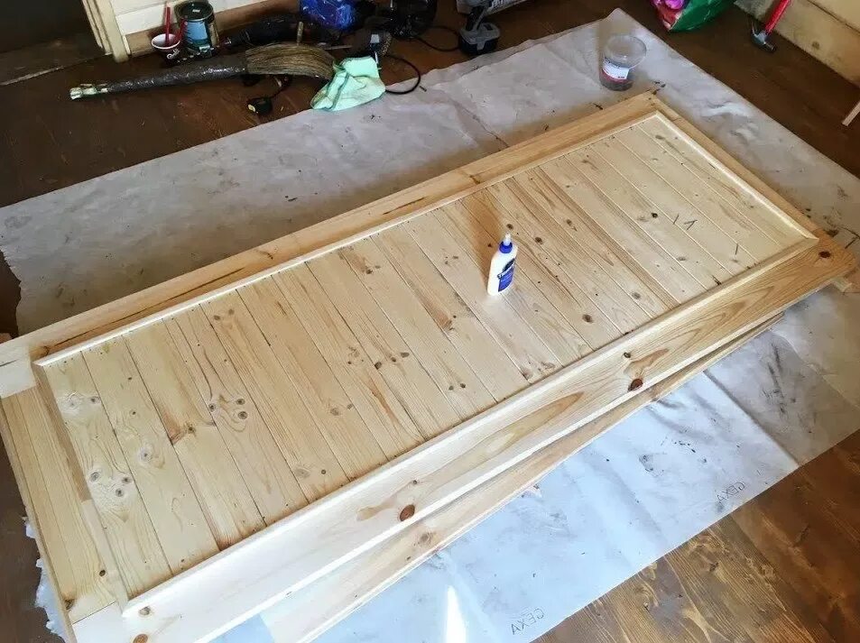 Деревянная дверь. Дверь из брусков. Калитка из дерева на металлическом каркасе. Как сделать простую дверь. Дверь наборная деревянная.