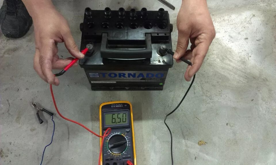 Не заряжается автомобильный аккумулятор. Зарядка необслуживаемого АКБ 60 Ач. Зарядка необслуживаемых автомобильных аккумуляторов 60 а/ч. АКБ 2101 полярность. Зарядка автомобильного аккумулятора полярность.