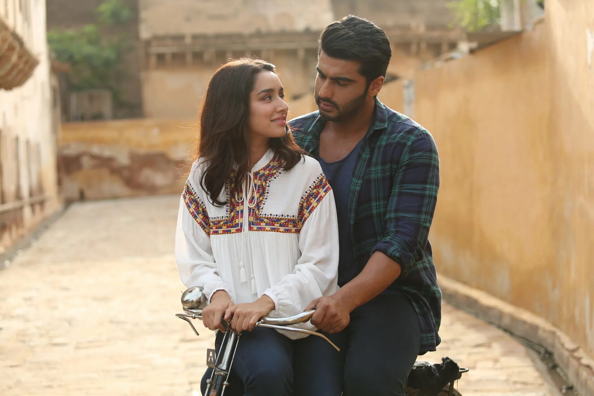 Half girlfriend. подруга наполовину индийский. Half girlfriend индийский. подруга наполовину. подруга наполовину.