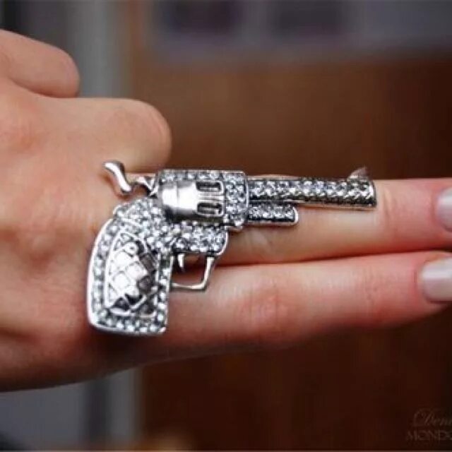 Алмаз guns. Кольцо в виде пистолета. Ногти оружие.