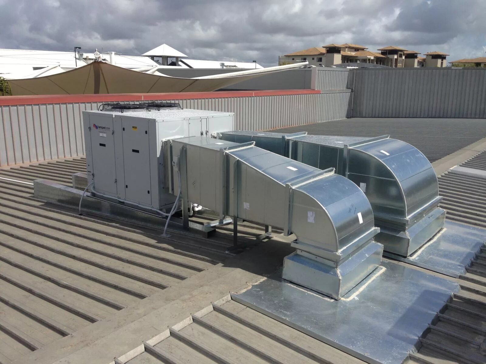 Моноблок на крышу. Система вентиляции Air Ventilation. Центральная система вентиляции Rooftop (4000 m3/h 500pa). Воздуховоды на кровле. Воздуховоды для вентиляции на кровле.