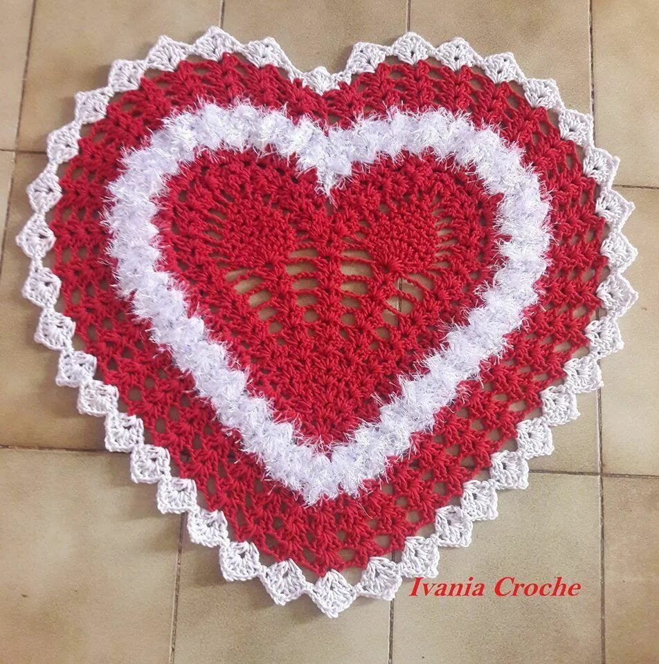 Салфетка с сердечками. Салфетка сердечко крючком. Вязаные салфетки сердце. Вязаные салфетки с цветами. Сердце крючком.