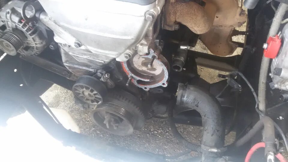 405 двигатель тосол. Помпа 406 с кондиционером. заглушка помпы 406 двигатель. течет антифриз змз 405. течет помпа 406 двигатель.