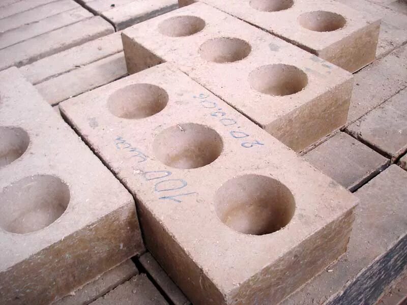 блоки подпорных стен ст4-58в. глиняный кирпич саман. подпорная стена из бетонных блоков. грунтовые блоки. саман - кирпич-сырец.