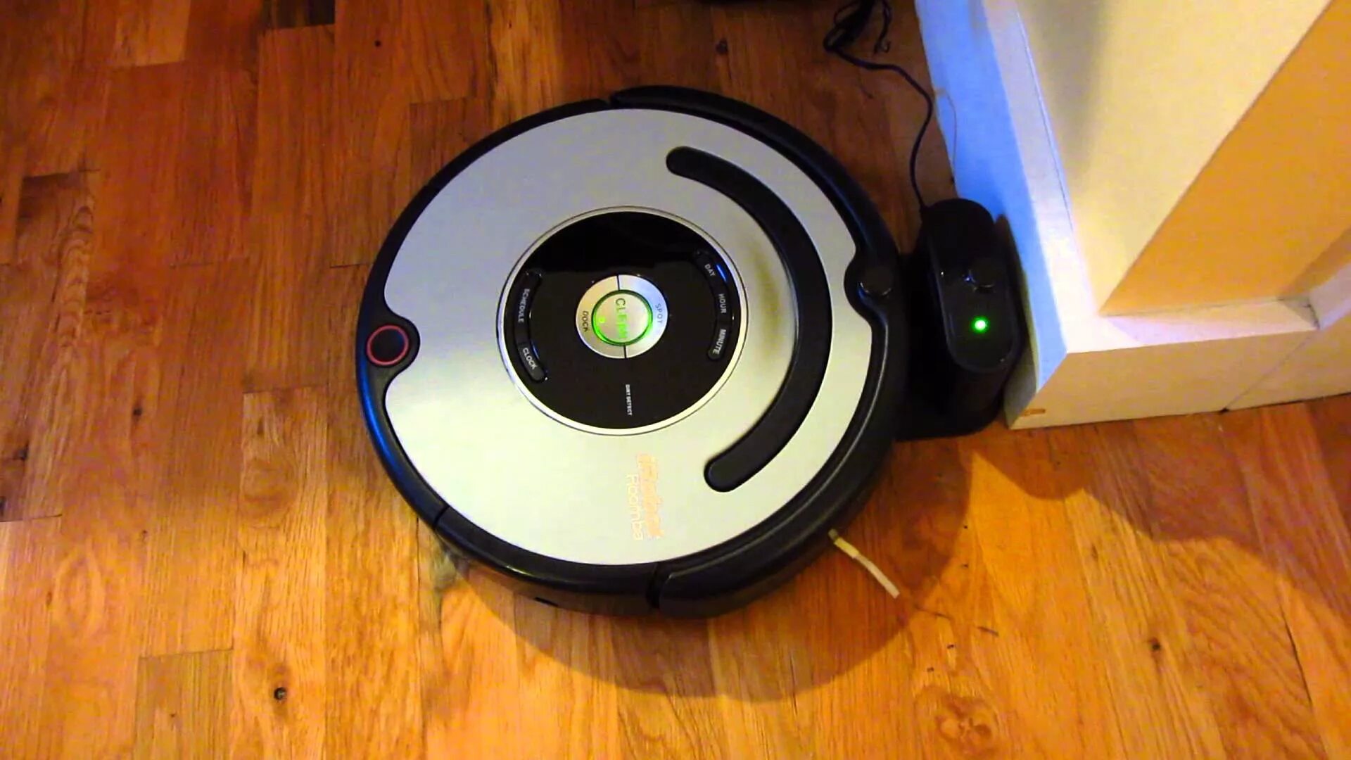 Ошибки пылесоса irobot. Робот пылесос roomba 780. irobot roomba 17063. робот пылесос irobot roomba 561 станция. irobot 555.