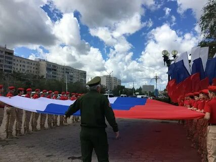 Развернули флаг