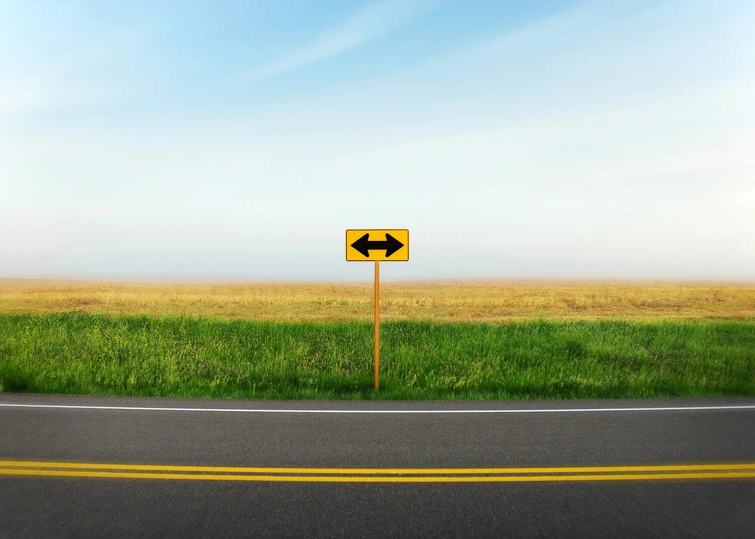 дорога трасса сбоку. дорога сбоку. пустая дорога сбоку. дорога со стороны. дорога вид сбоку.