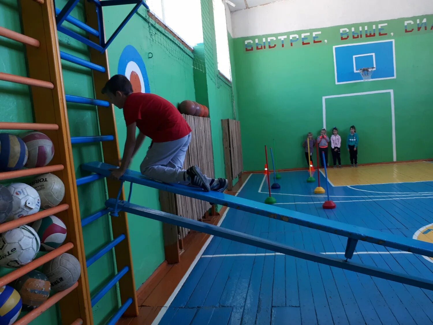 полоса препятствий в зале. полоса препятствий в зале. зал с препятствиями. спортивный центр для детей. спортзал для детей 7 лет.