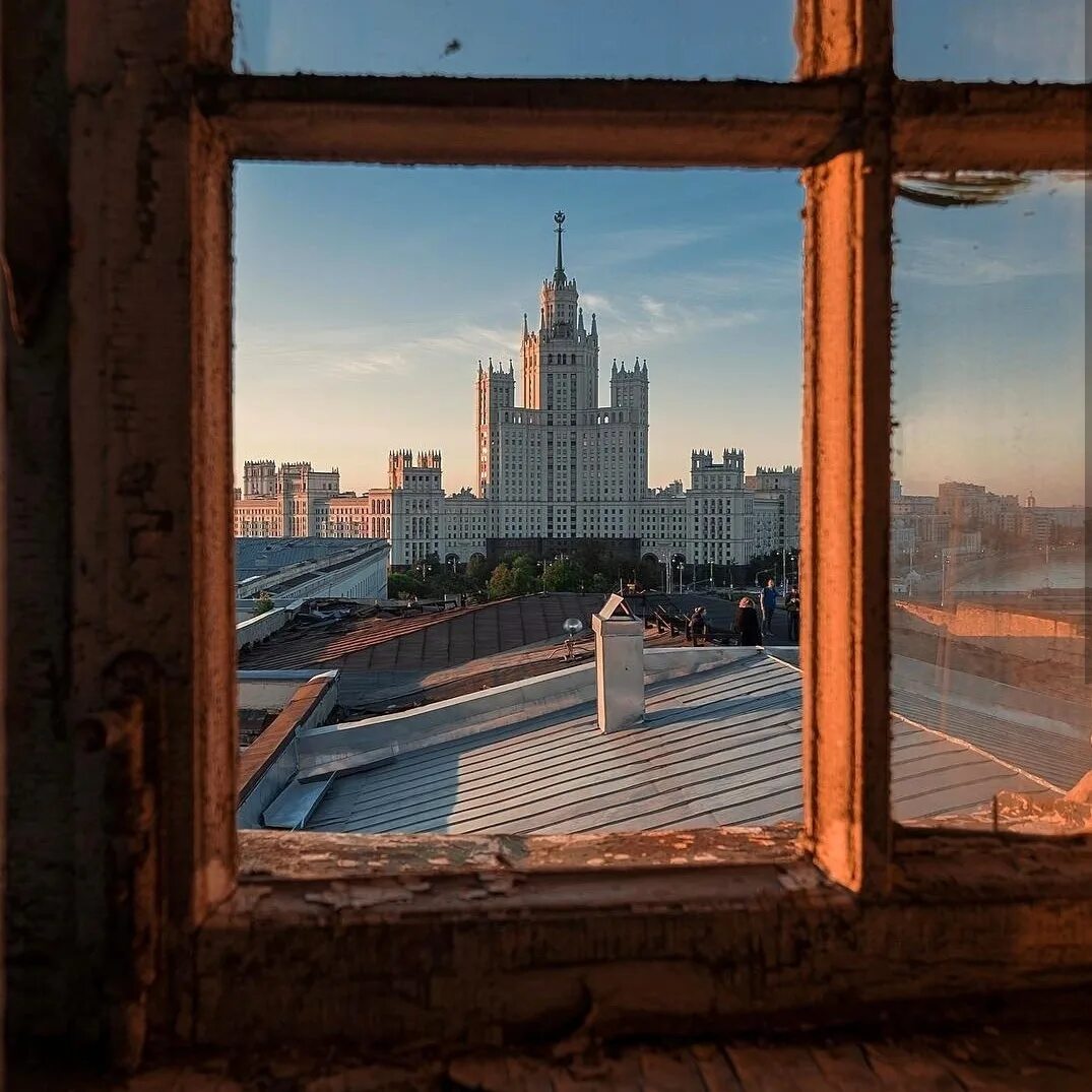 Окно с красивым видом. Вид из окна Москва. У окна. Окно с видом на город. Почему выходят в окно