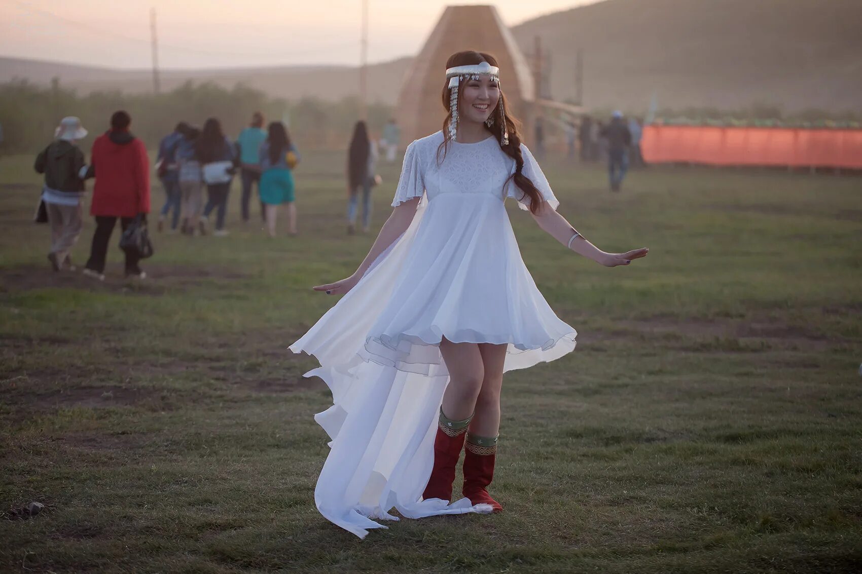 якутское национальное платье халадай. якутское платье. якутский халадай фасоны. якутская бастынга. халадай якутское платье.