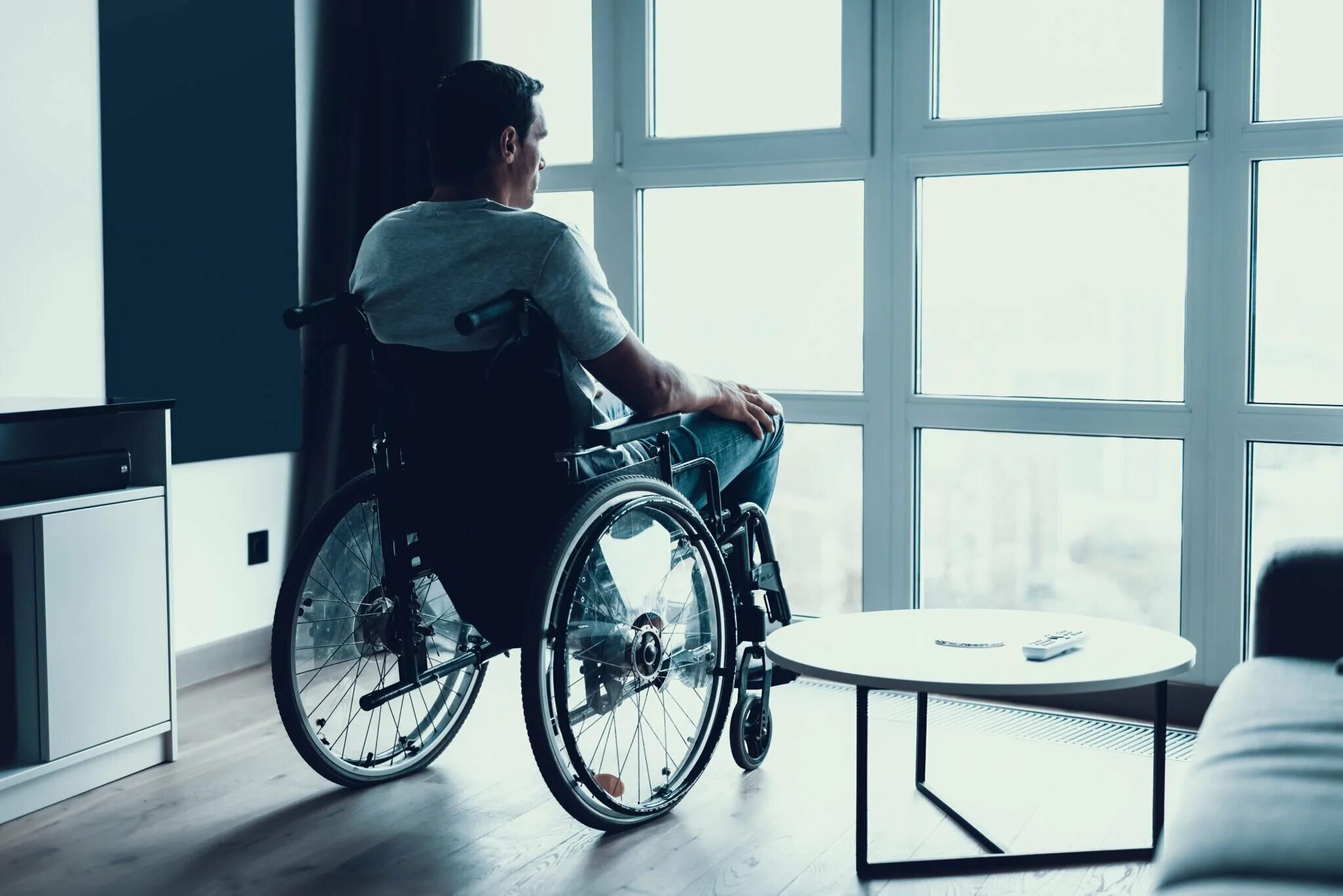 Каким то странным инвалидом. Парень в инвалидной коляске. Парень в инвалидном кресле. Коляска для инвалидов. Мужчина инвалид на коляске.