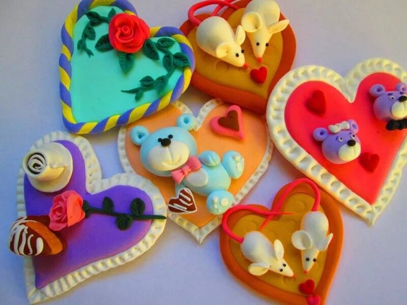 Лепка подарок маме. Корзинка с цветами из пластилина. Украшения из пластилина для детей. Лепка цветов из пластилина. Пластилинография цветы для мамы.