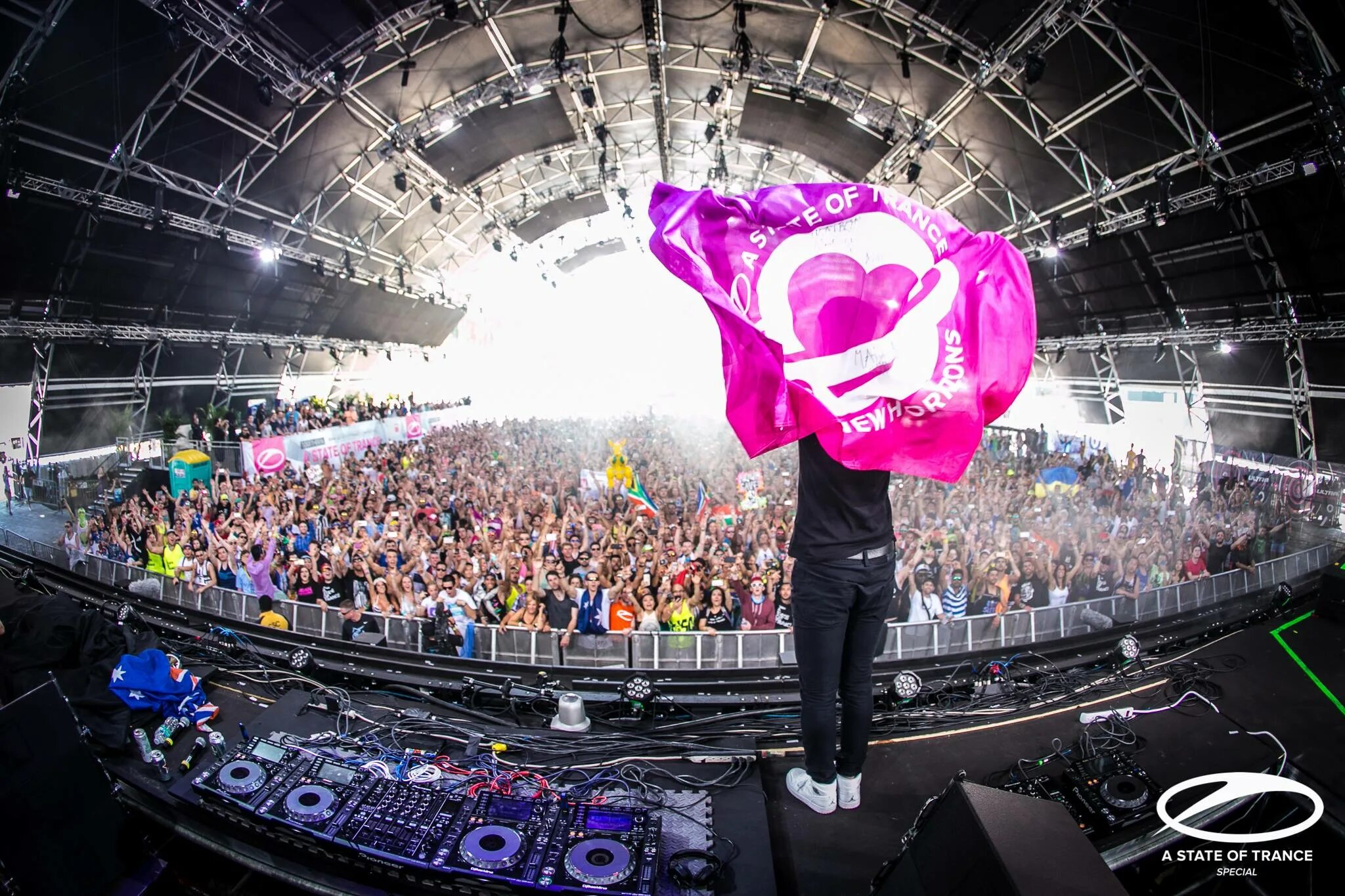 L a state. Стейт оф транс. a state of trance 2015. asot картинки. фестиваль транс музыки 2015.