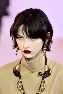 끌로에 F/W 2019 Sofia Steinberg 모델도 장신구 착장도 취향이네 in 2020 Styling kurzes haar, ...