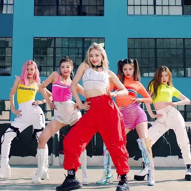 Itzy who. Itzy группа icy. itzy loco. itzy ;oco. рюджин itzy loco.