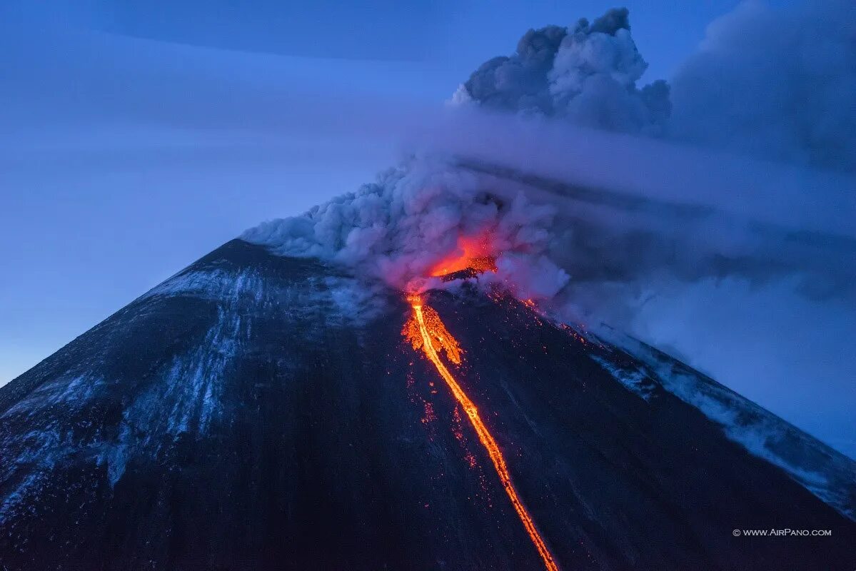 Как называется самый большой вулкан. Вулкан Ключевская сопка. Извержение вулкана Ключевская сопка. Вулканы России Ключевская сопка. Ключевская сопка извержение.