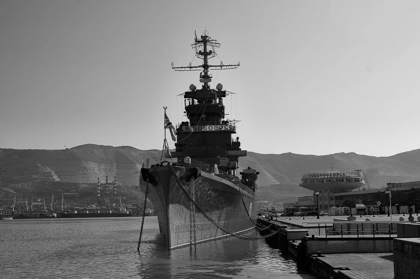 Новороссийск корабль михаил кутузов. Крейсер кутузов в новороссийске. Новороссийск корабль музей михаил кутузов. Крейсер новороссийск. Крейсер кутузов в новороссийске.