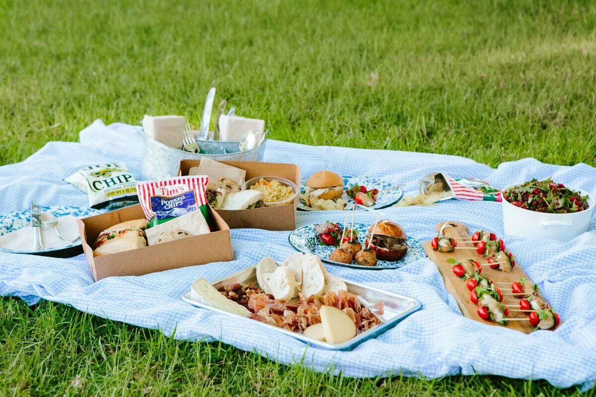 Пикник на природе. Стол с едой на природе. Продукты на пикник. Летний пикник на природе.