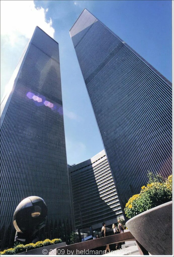 Всемирный торговый центр внутри. Башни близнецы 1973. Wtc plaza 9/11. Wtc plaza. Башни-близнецы сверху нью-йорк.