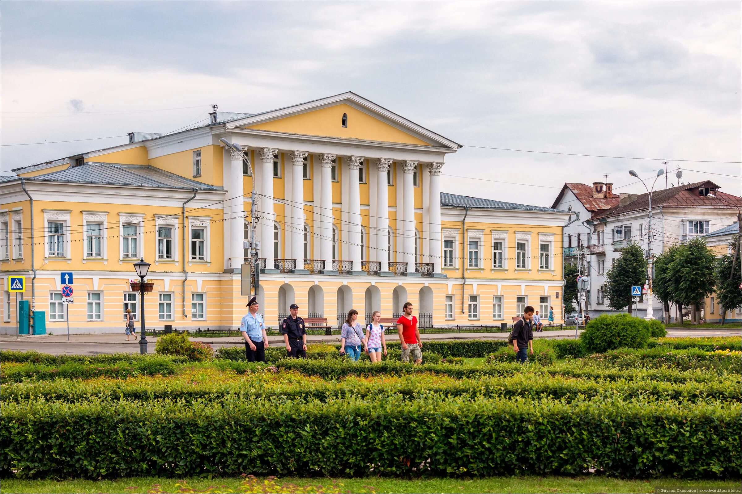 Учебные центры костромы. Дом Борщова Кострома. Кострома исторический центр. Дом Борщова Сусанинская площадь. Кострома дом Борщова на Сусанинской площади.