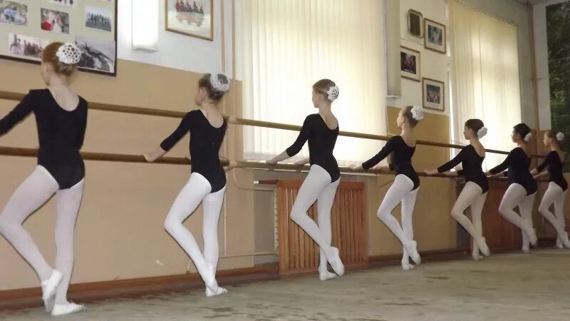 Классический танец 3 класс. Экзамен по классическому танцу. Классический станок хореография. Занятия в балетном классе. Классический танец дети.