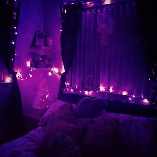 Розовый свет спать. Фиолетовая гирлянда в комнате. Тёмная комната с гирляндами. Розовая гирлянда в комнате. Комната с фонариками.