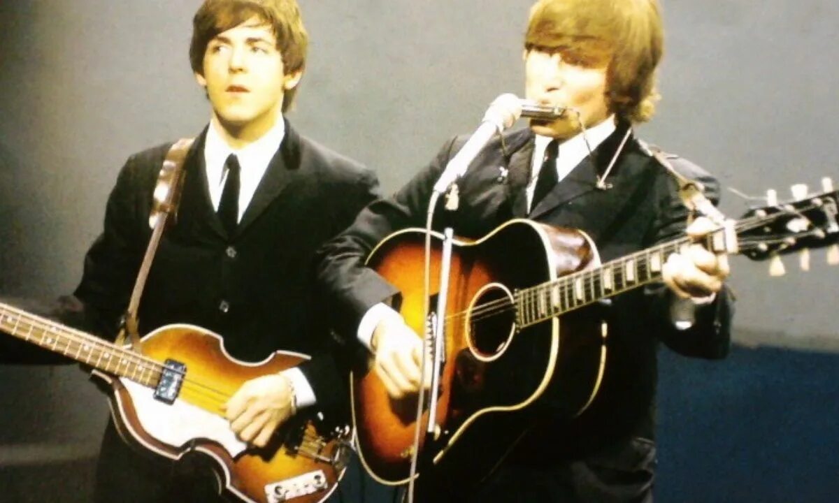 Джон Леннон 1966. Gibson j-160e Джордж Харрисон фото. John Lennon с гитарой. Джон Леннон с гитарой 1962.