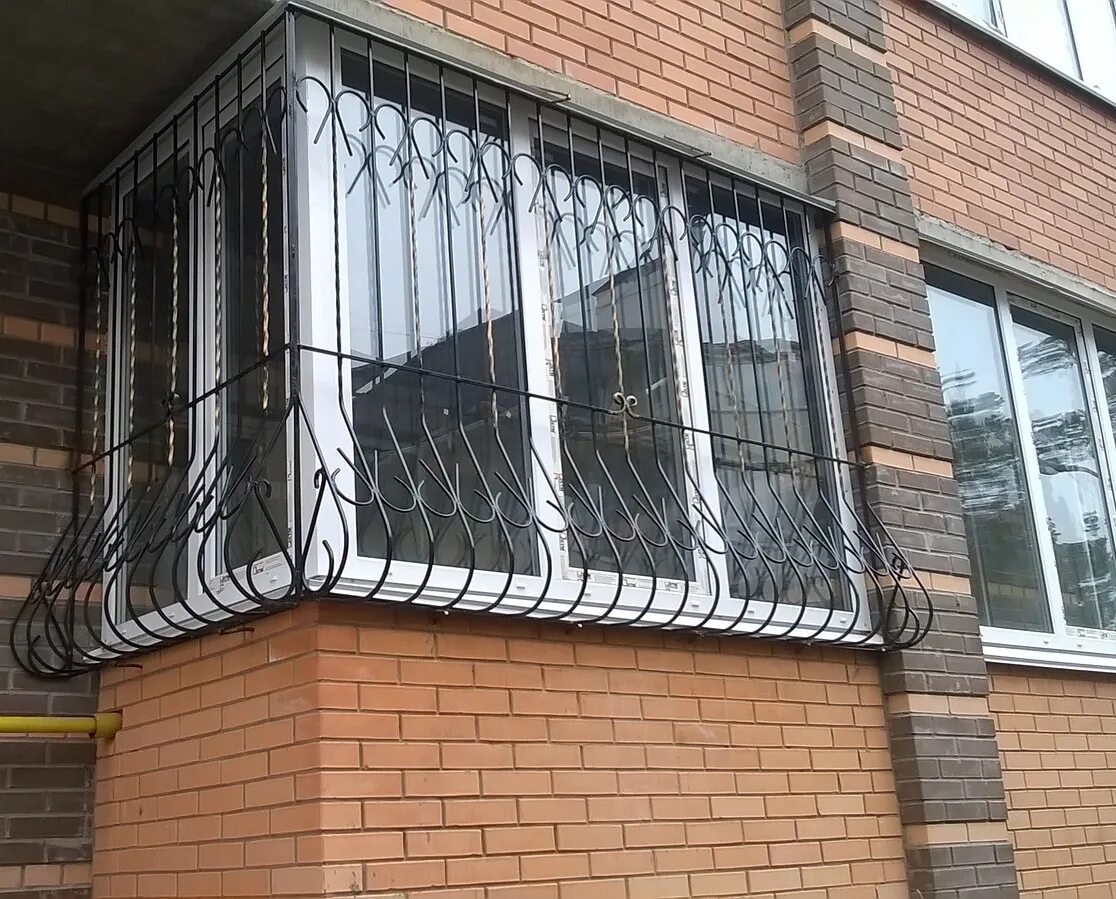 Высокие решетки. Раздвижная металическа решетка "евро" (рм1). Решетка на окно металлическая. Решетки на окна изнутри. Оконные решетки.