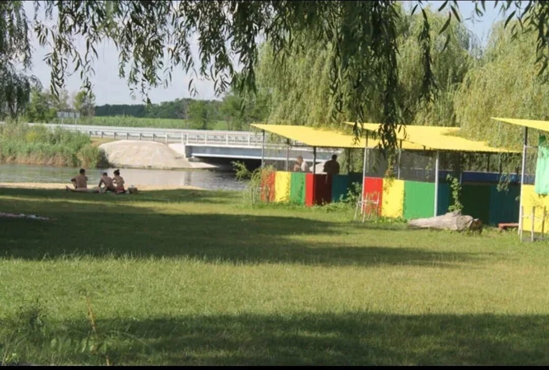 Погода в малороссийском тихорецкий. Пляж в Юго Северной Тихорецкого района. Зеленая роща Тихорецк пруд. Речка Юго Северная Тихорецк. Поселок Малороссийский Тихорецкого района.