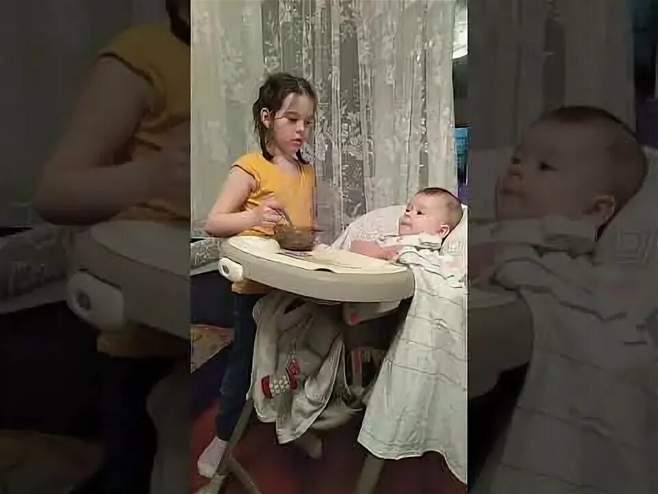 Здоровый завтрак для школьника. Кормление с ложечки. Девочка кормит братика. Кормлю брата. Кормлю брата.