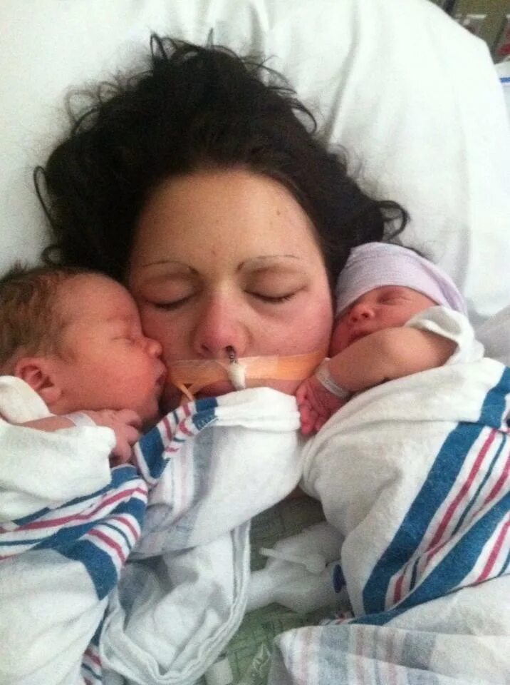 Мама в 16 родила двойню. Близняшки младенцы в роддоме. Новорожденный двойняшки с мамой в роддоме.
