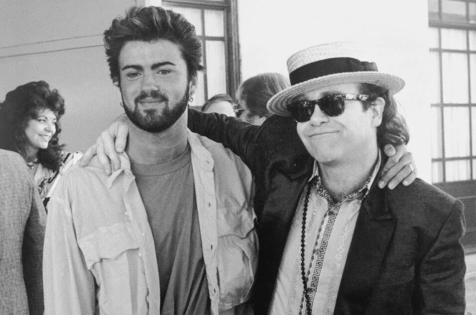 George michael and elton john. Элтон джон фото. Элтон джон джордж. George michael fastlove. Элтон джон джордж.