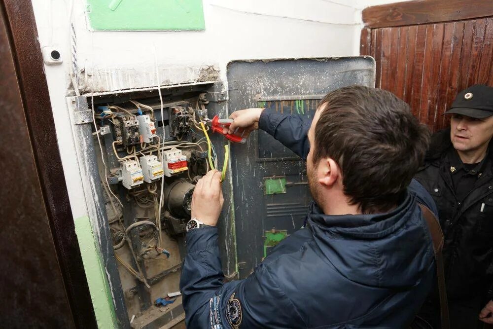 Отключили электричество в частном доме. Отключили электричество в частном доме. Счетчик в подъезде. Хищение электроэнергии. Отключили электричество в частном доме.