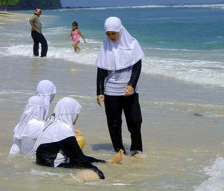 Мусульманка на море. Буркини иран. Тахарат в исламе. Мусульманки на пляже. Тахарат омовение.