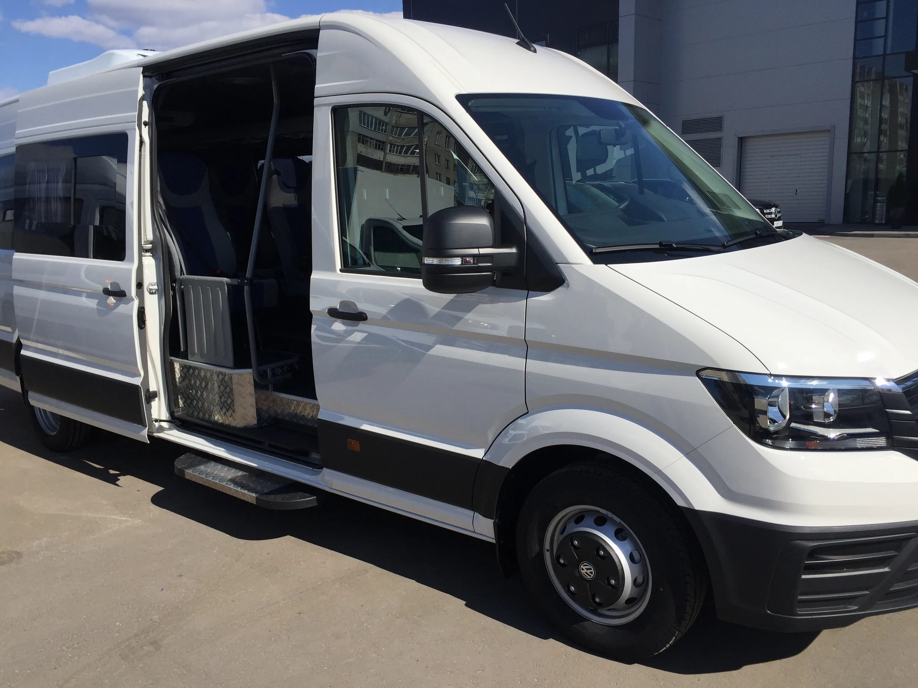 Volkswagen crafter купить. Фольксваген Крафтер минибус. Микроавтобус Volkswagen Crafter. Фольксваген Крафтер турист. Фольксваген Крафтер w609.