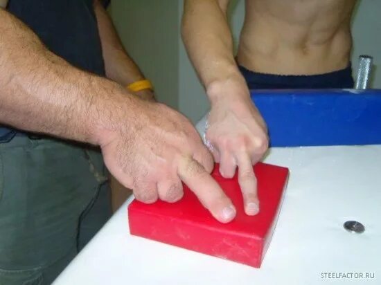 машина дениса цыпленкова. почему у цыпленкова не разгибаются руки. цыпленков денис молодой. денис цыпленков 2020. денис цыпленков и баскетбольный мяч.