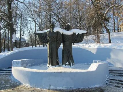Памятники зимой