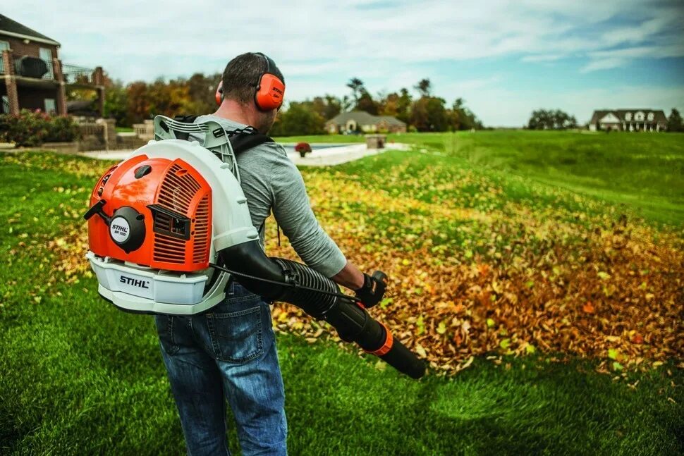 На улице штиль. Воздуходувка ранцевая Stihl br700. Воздуходув br 700 Stihl. Воздуходувка профессиональная Stihl br 700. Воздуходувка бензиновая Stihl br 600.