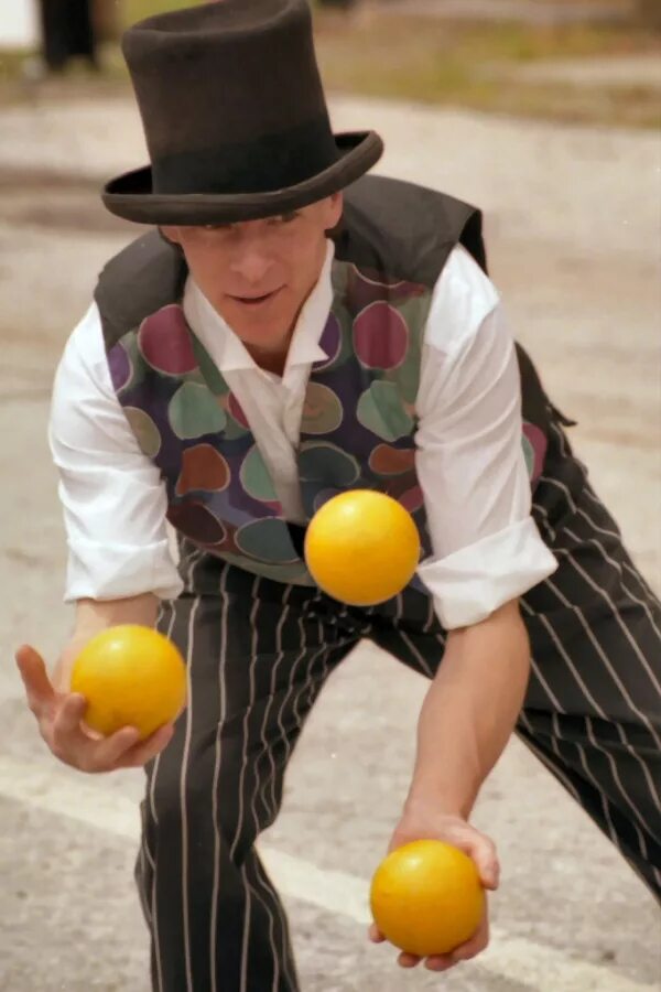 Жонглирование шарами. Жонглер. Жонглер шариками. Жонглер с шарами. Жонглер жонглирует.