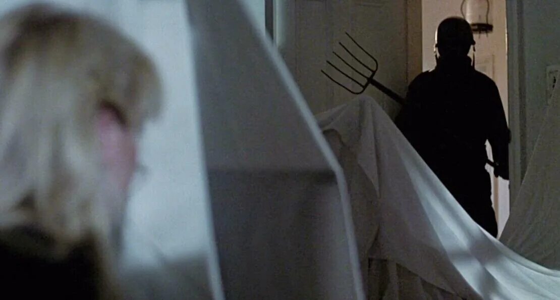 Холли берри идеальный незнакомец. Отражение в зеркале. Незнакомец в отражении 40. Человек ругает себя в зеркале. Чужое отражение в зеркале.