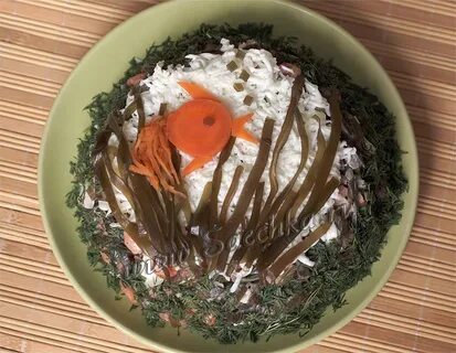 Салат с креветками и морской капустой